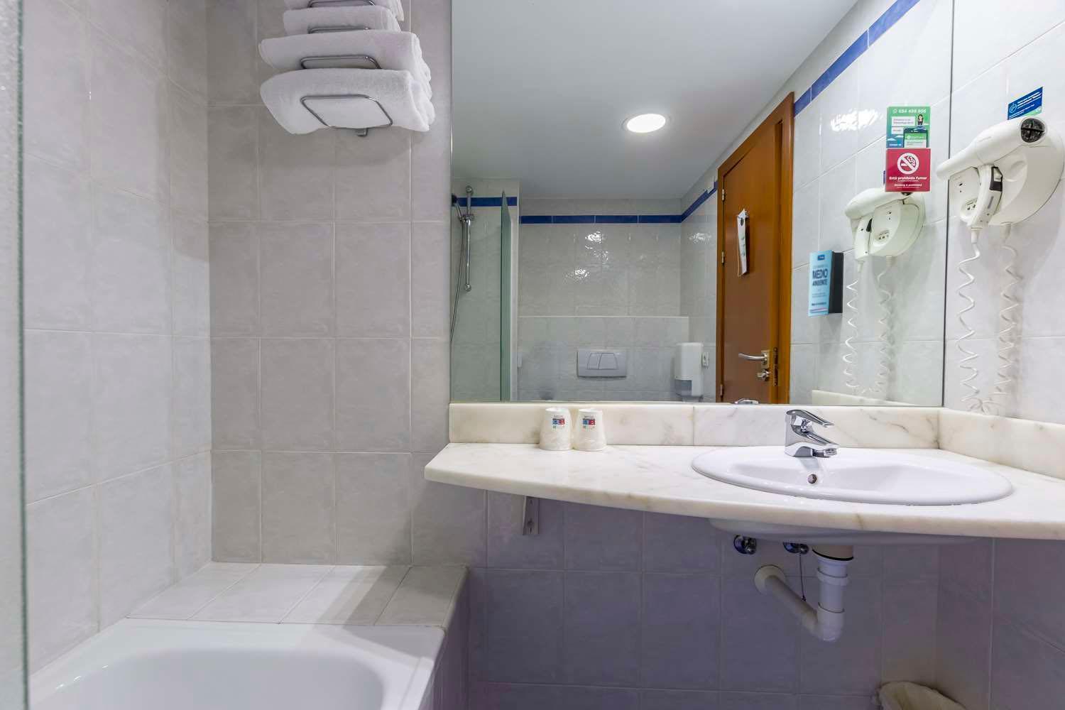 Travelodge Madrid אלקאלה דה הנארס מראה חיצוני תמונה